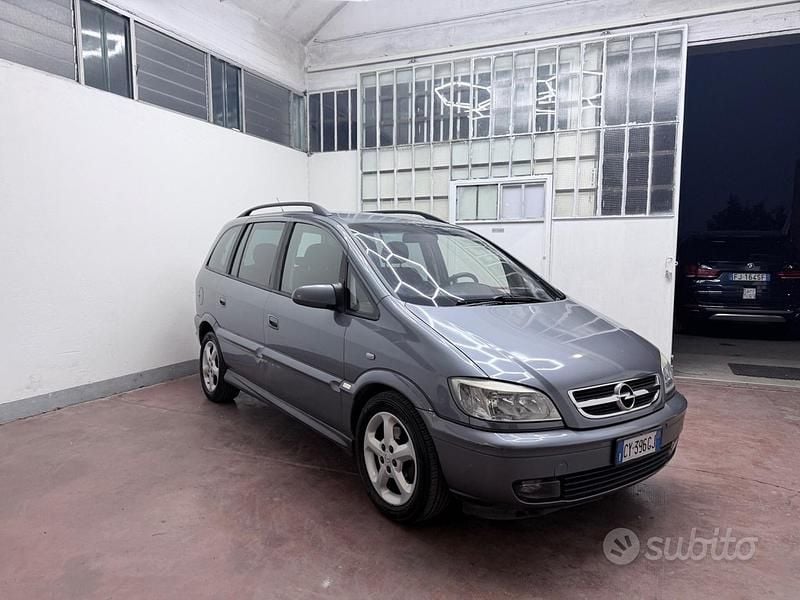 Usata Opel Zafira 96 CV (70 kW) 2005 Grigio Monovolume