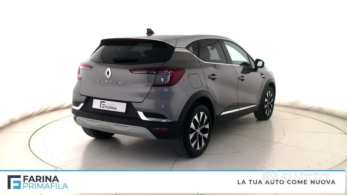 Usata Renault Captur Techno 91 CV (66 kW) 2024 Grigio scuro tetto grigio chiaro SUV