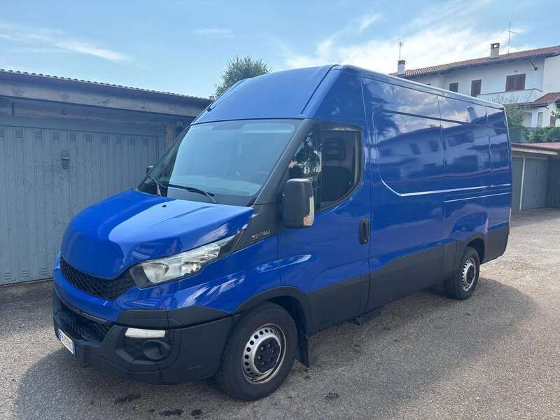 Blu/azzurro Usata 2016 Iveco Daily Furgone | 15.000 € (Molto cara) - Immagine 1/4