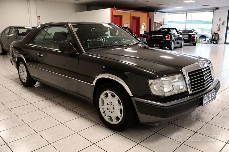 Usata Mercedes E300 220 CV (161 kW) 1990 Nero Coupé