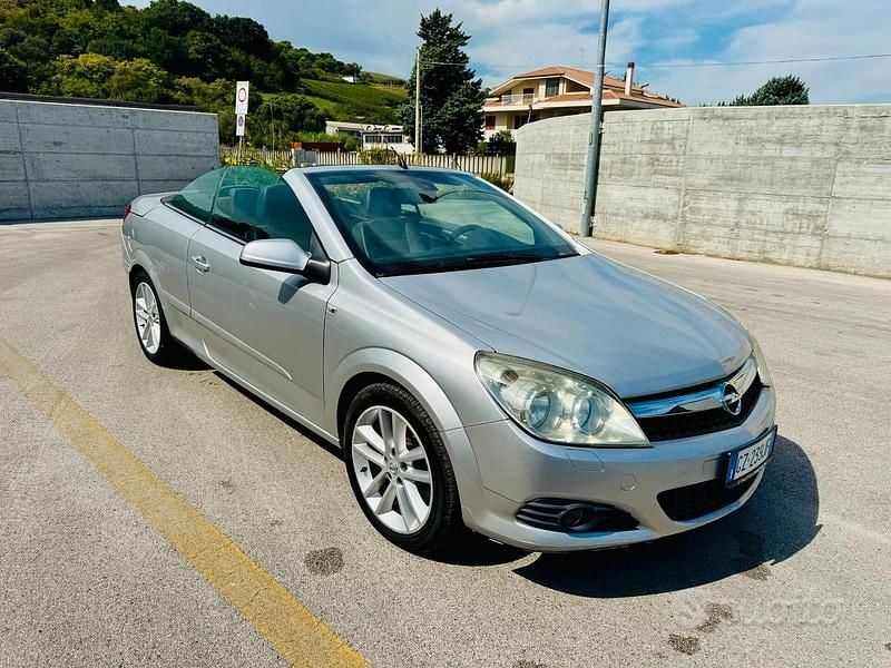 Usata Opel Astra Cabriolet Cosmo 150 CV (110 kW) 2007 Grigio Cabrio