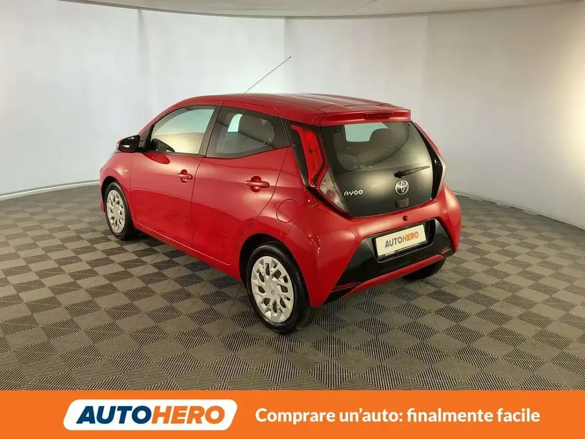 Usata Toyota Aygo X-play 72 CV (52 kW) 2018 Rosso Utilitaria