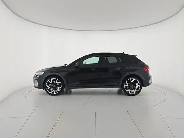 Käytetty Audi A3 Business 150 HP (110 kW) 2025 Musta Viistoperä