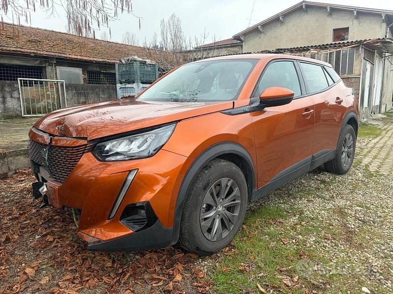 Usata Peugeot 2008 Allure 100 kW (136 CV) 2021 Arancione SUV