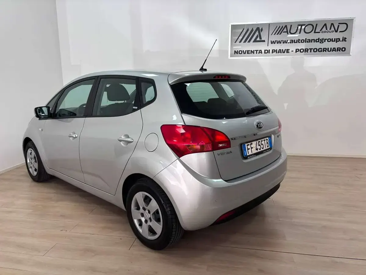 Usata Kia Venga Active 90 CV (66 kW) 2017 Argento Utilitaria