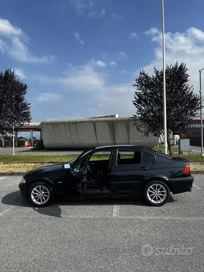 Usata BMW 318 Efficient Dynamics 118 CV (86 kW) 1998 Nero Berlina