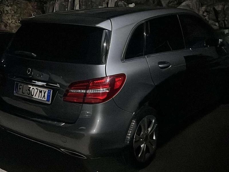 Usata Mercedes B180 Business 109 CV (80 kW) 2017 Argento Monovolume