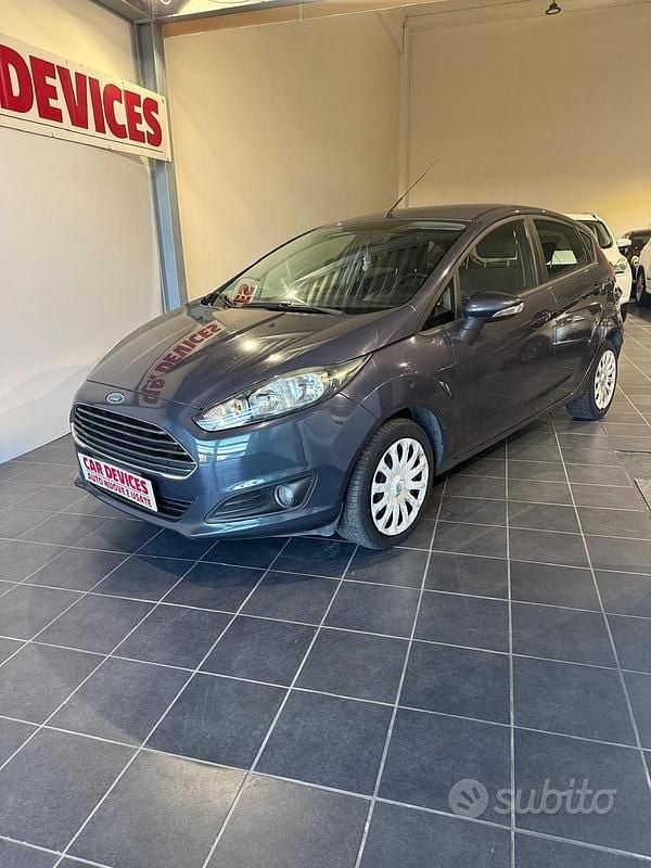 Usata Ford Fiesta 97 CV (71 kW) 2015 Grigio Berlina