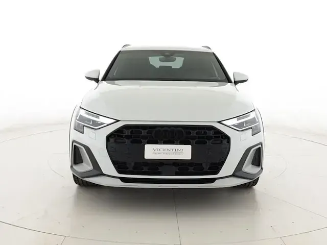 Käytetty Audi A3 Ambiente 150 HP (110 kW) 2025 Valkoinen Sedan