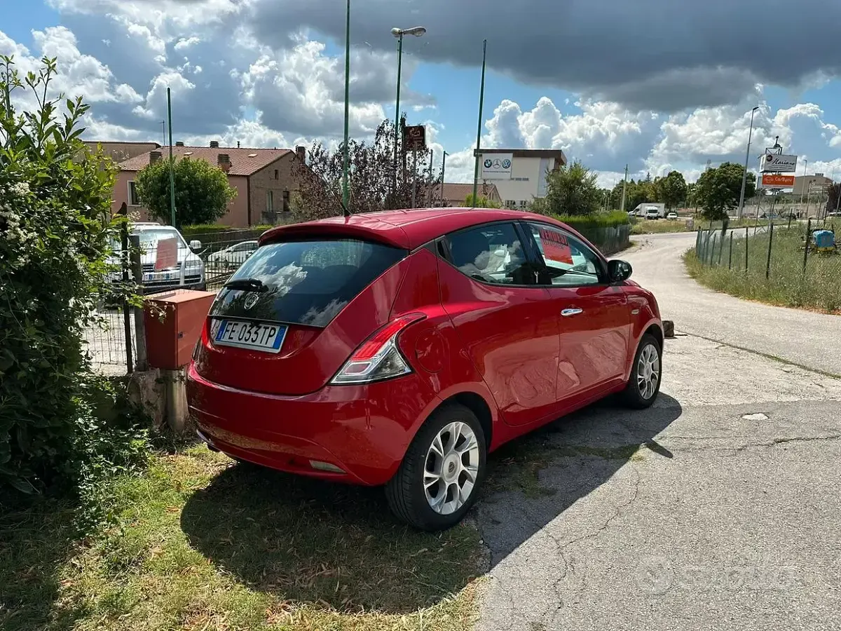 Usata Lancia Ypsilon 69 CV (50 kW) 2016 Rosso Utilitaria