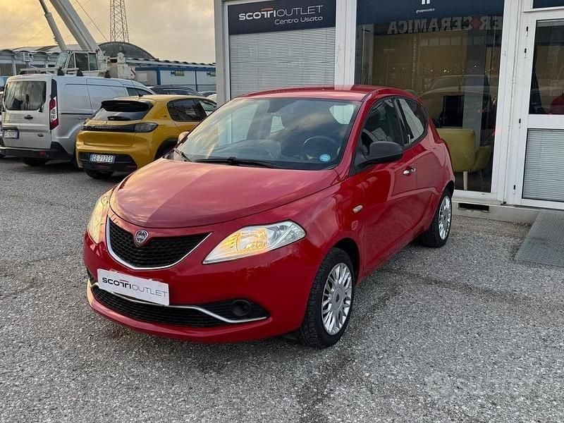 Usata Lancia Ypsilon Silver 69 CV (50 kW) 2016 Rosso Utilitaria