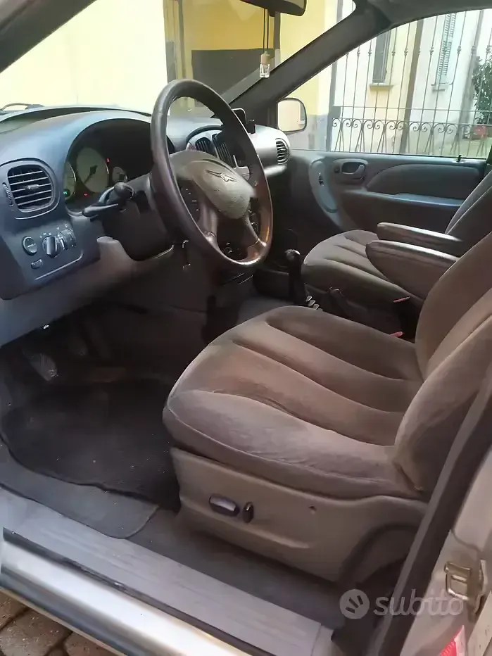 Usata Chrysler Voyager 143 CV (105 kW) 2004 Grigio Monovolume