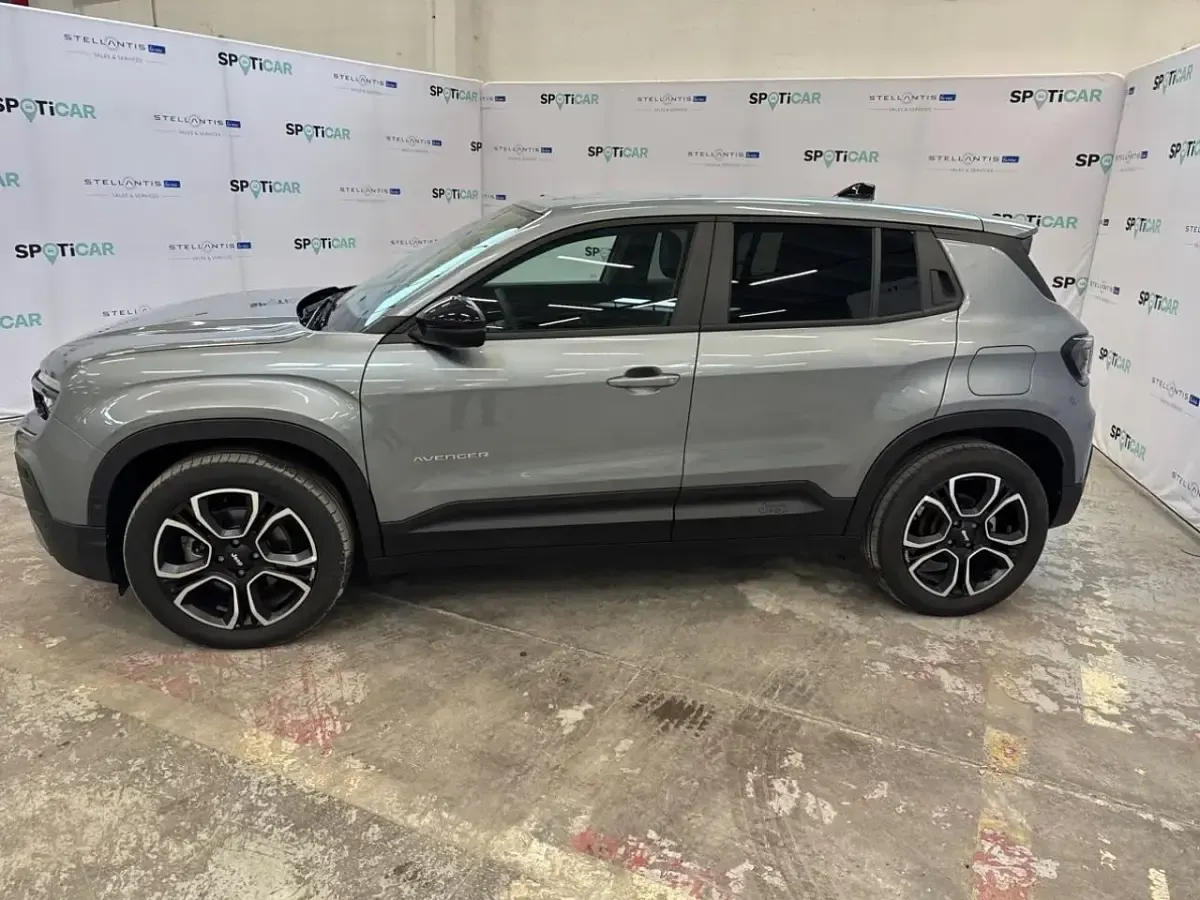 Usado Jeep Avenger EV Altitude 114 kW (156 CV) 2025 Gris SUV