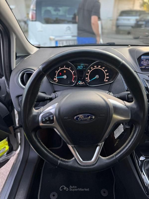 Usata Ford Fiesta 95 CV (69 kW) 2017 Gray Berlina