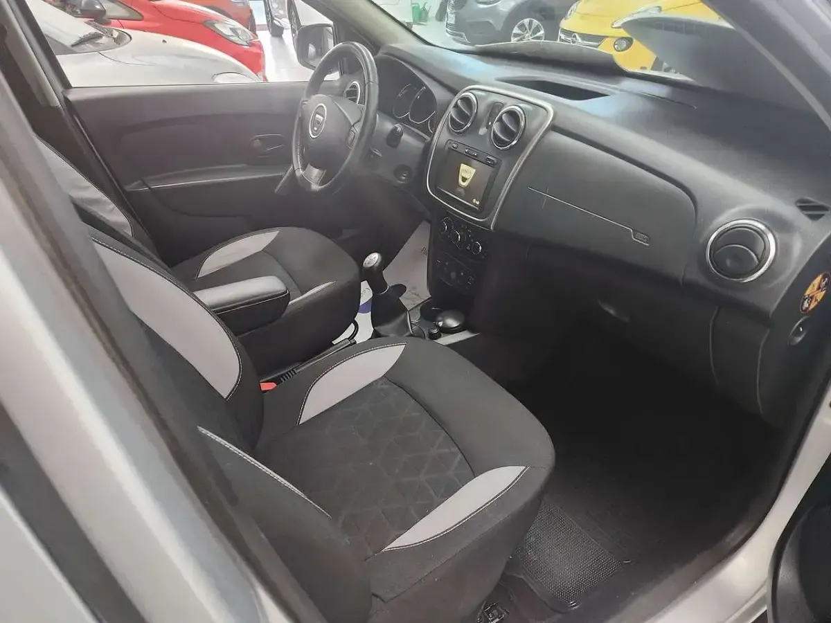 Usata Dacia Sandero Stepway 90 CV (66 kW) 2014 Argento Berlina
