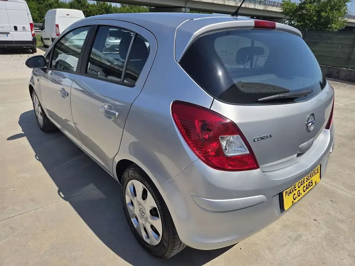 Usata Opel Corsa Edition 86 CV (63 kW) 2012 Argento Utilitaria