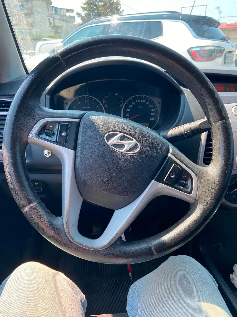 Usata Hyundai i20 Comfort 77 CV (56 kW) 2010 Bianco Utilitaria