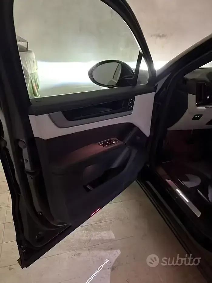 Usata Porsche Cayenne 353 CV (259 kW) 2023 Nero SUV