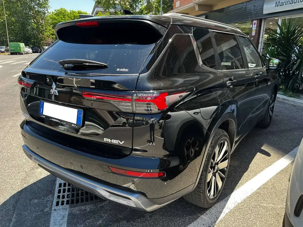 Usata Mitsubishi Outlander P-HEV Intense 305 CV (224 kW) 2026 Onyx black SUV