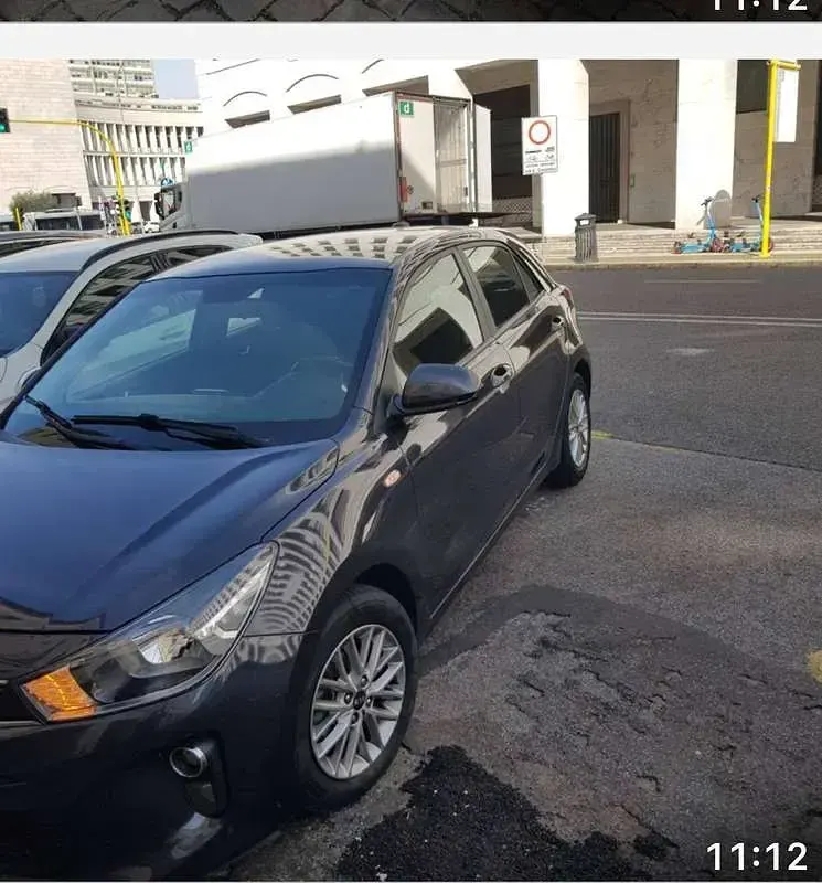 Usata Kia Rio 84 CV (61 kW) 2019 Grigio Berlina