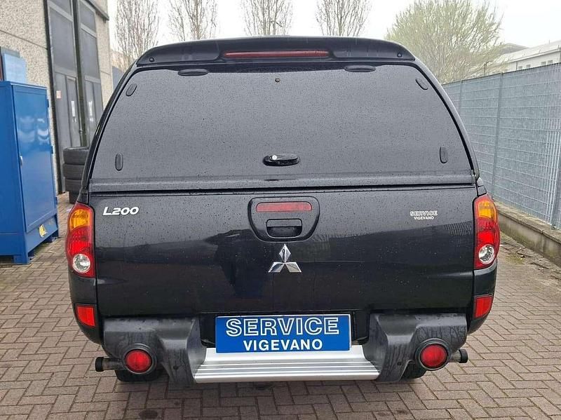 Usata Mitsubishi L200 Invite 136 CV (100 kW) 2007 Nero met Pick-up