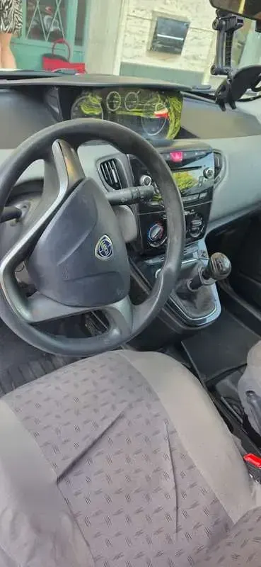 Usata Lancia Ypsilon 69 CV (50 kW) 2015 Bianco Utilitaria