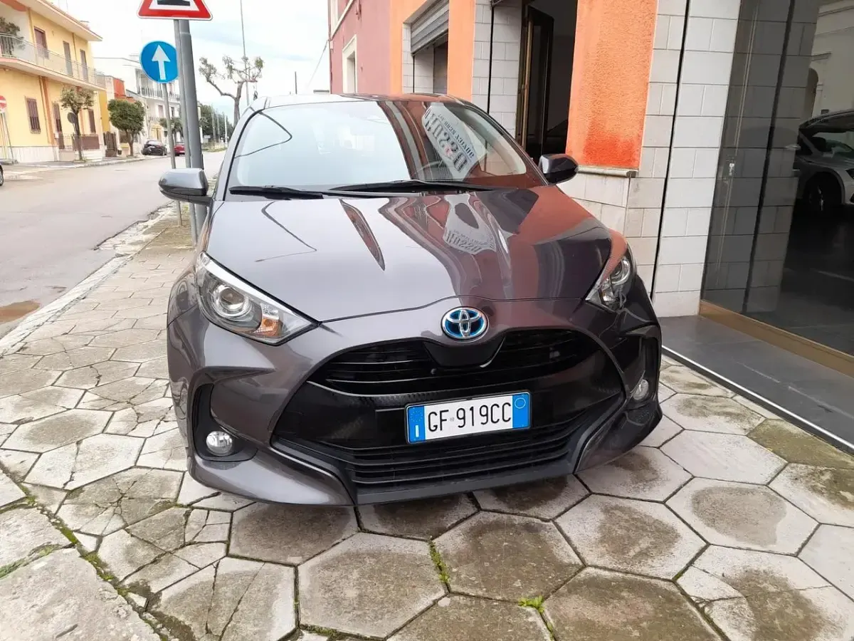 Usata Toyota Yaris Hybrid Business Edition 92 CV (67 kW) 2021 Grigio Berlina