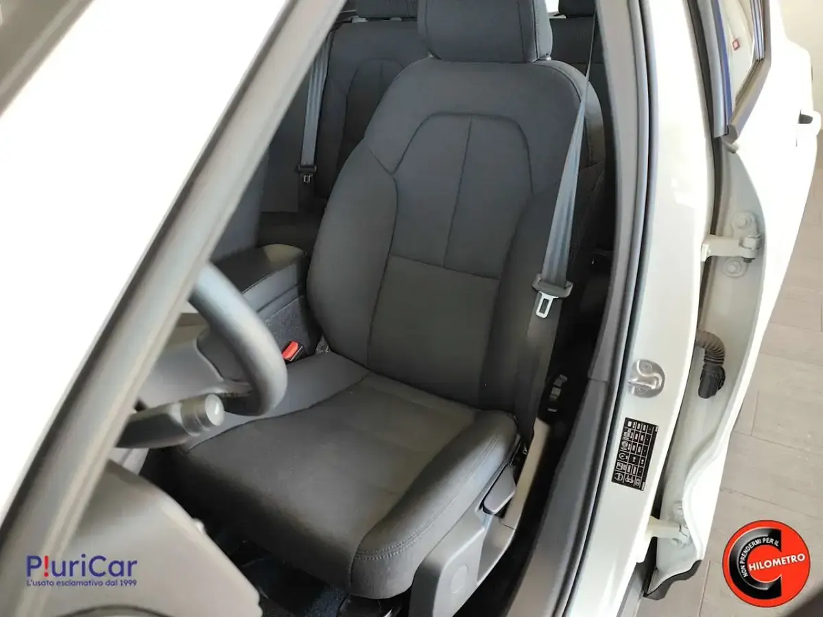 Usata Volvo XC40 Momentum 129 CV (94 kW) 2022 Bianco SUV