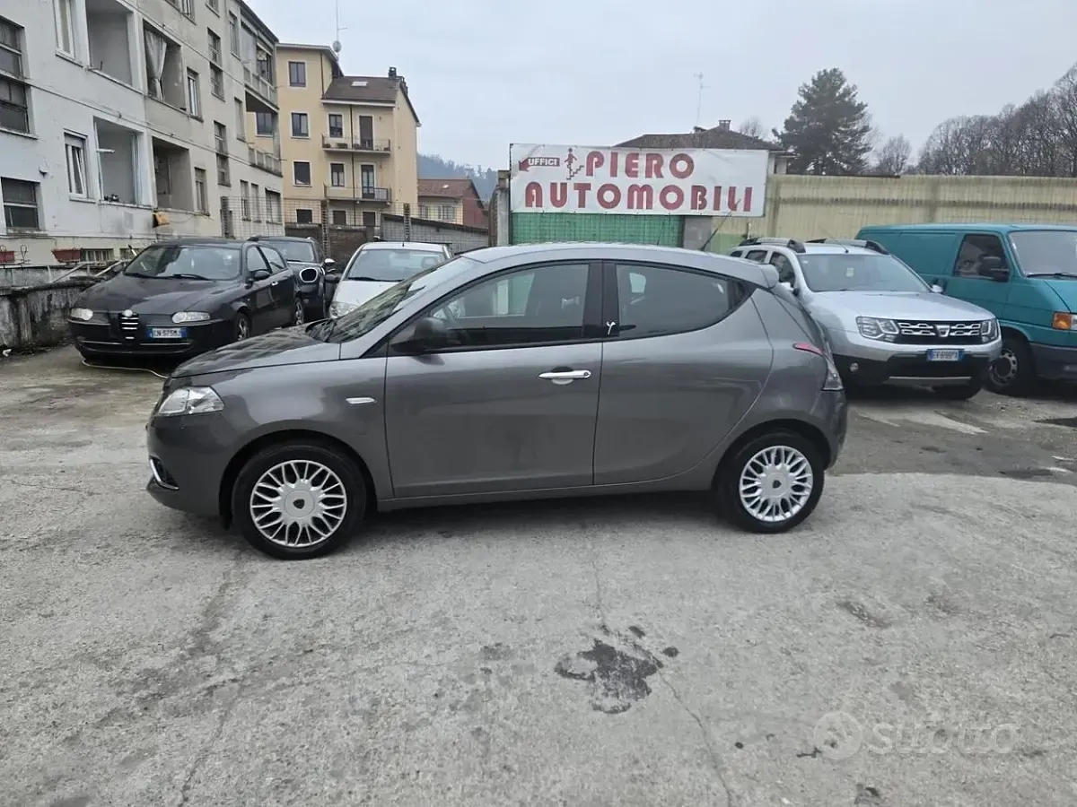 Usata Lancia Ypsilon Silver 69 CV (50 kW) 2017 Grigio Utilitaria