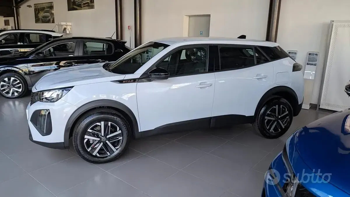 Neu Peugeot 2008 Style 100 PS (73 kW) 2026 Grau SUV