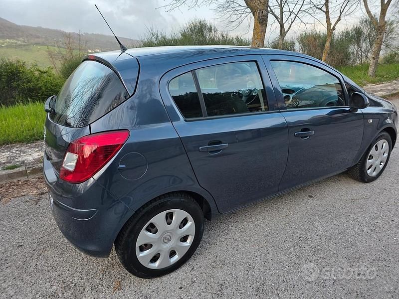 Usado Opel Corsa 80 HP (58 kW) 2009 Cinzento Citadino