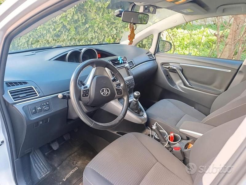 Usata Toyota Verso Active 111 CV (81 kW) 2014 Grigio Monovolume