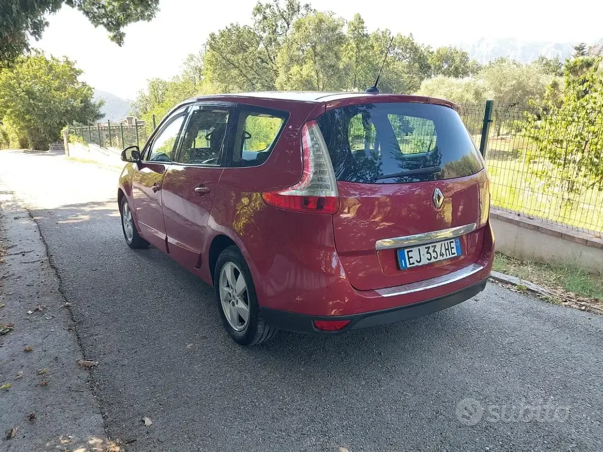 Usata Renault Grand Scénic III 110 CV (80 kW) 2011 Rosso Monovolume