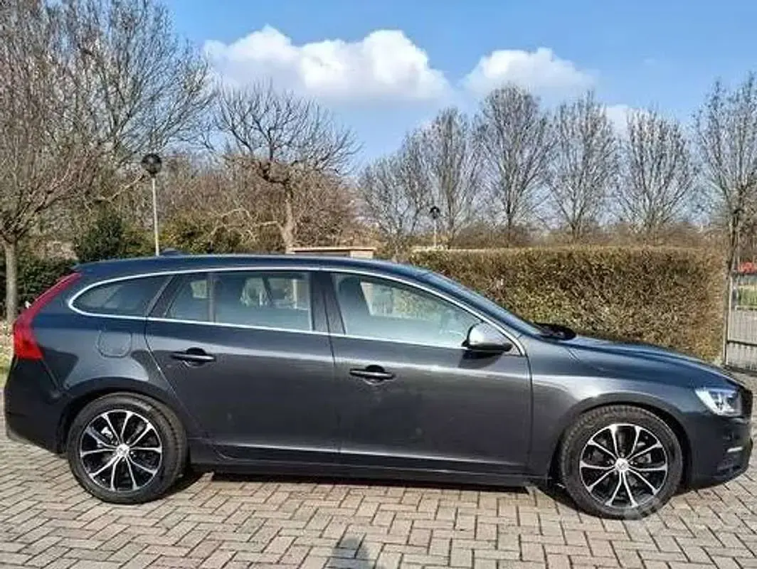 Usata Volvo V60 R-Design 120 CV (88 kW) 2016 Grigio Station wagon