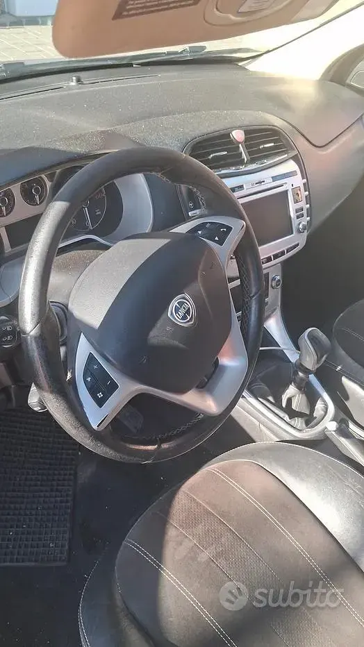 Usata Lancia Delta 120 CV (88 kW) 2011 Viola Utilitaria