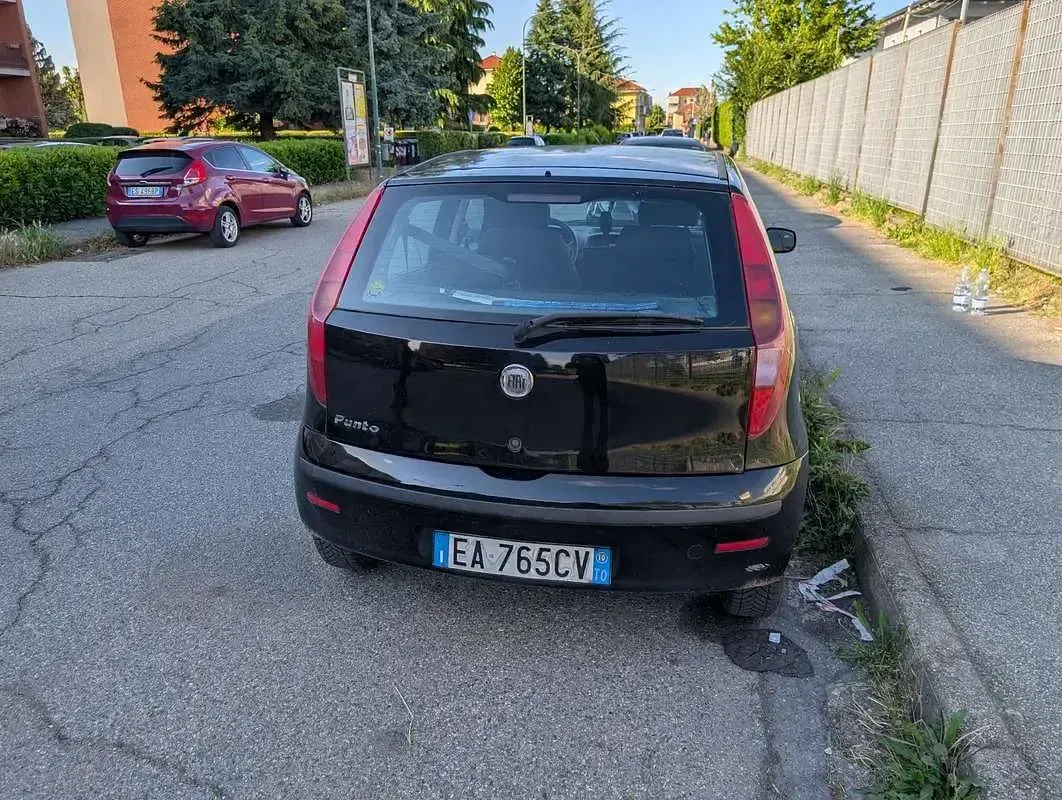 Usado Fiat Punto Active 60 CV (44 kW) 2010 Negro Utilitario