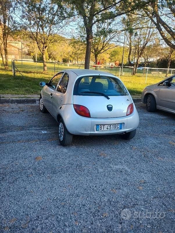 Usata Ford Ka 60 CV (44 kW) 2001 Grigio Utilitaria