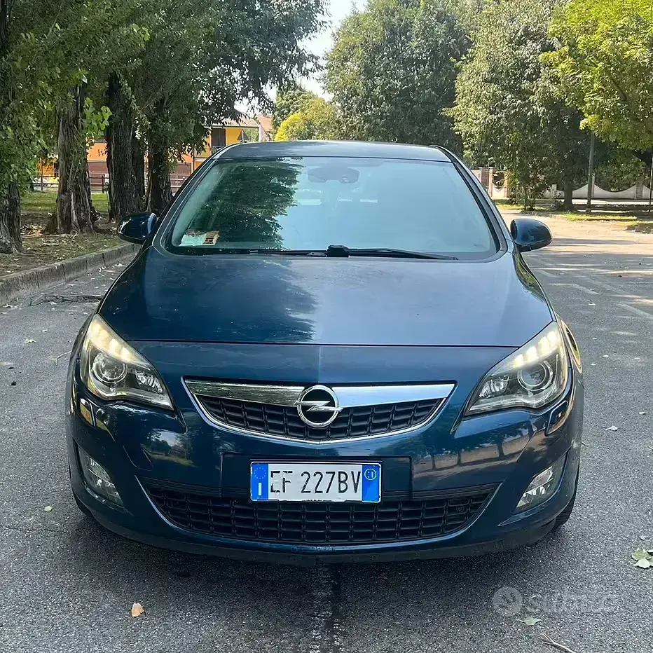 Usata Opel Astra Cosmo 125 CV (91 kW) 2011 Bluazzurro Berlina