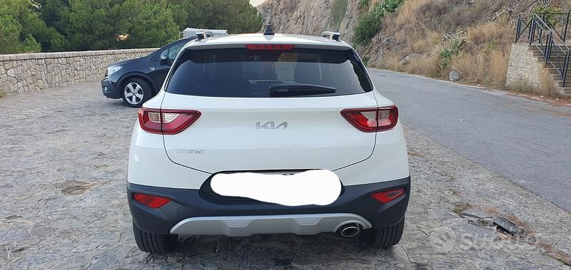 Bianco Usata 2024 Kia Stonic SUV | 18.500 € (Buon prezzo) - Immagine 1/4