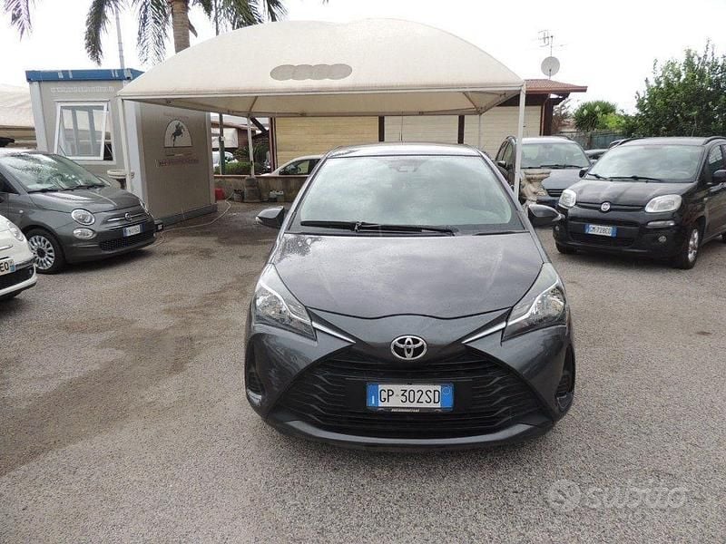 Grigio Usata 2020 Toyota Yaris Cool Tre volumi | 8500 € (Super prezzo) - Immagine 1/4