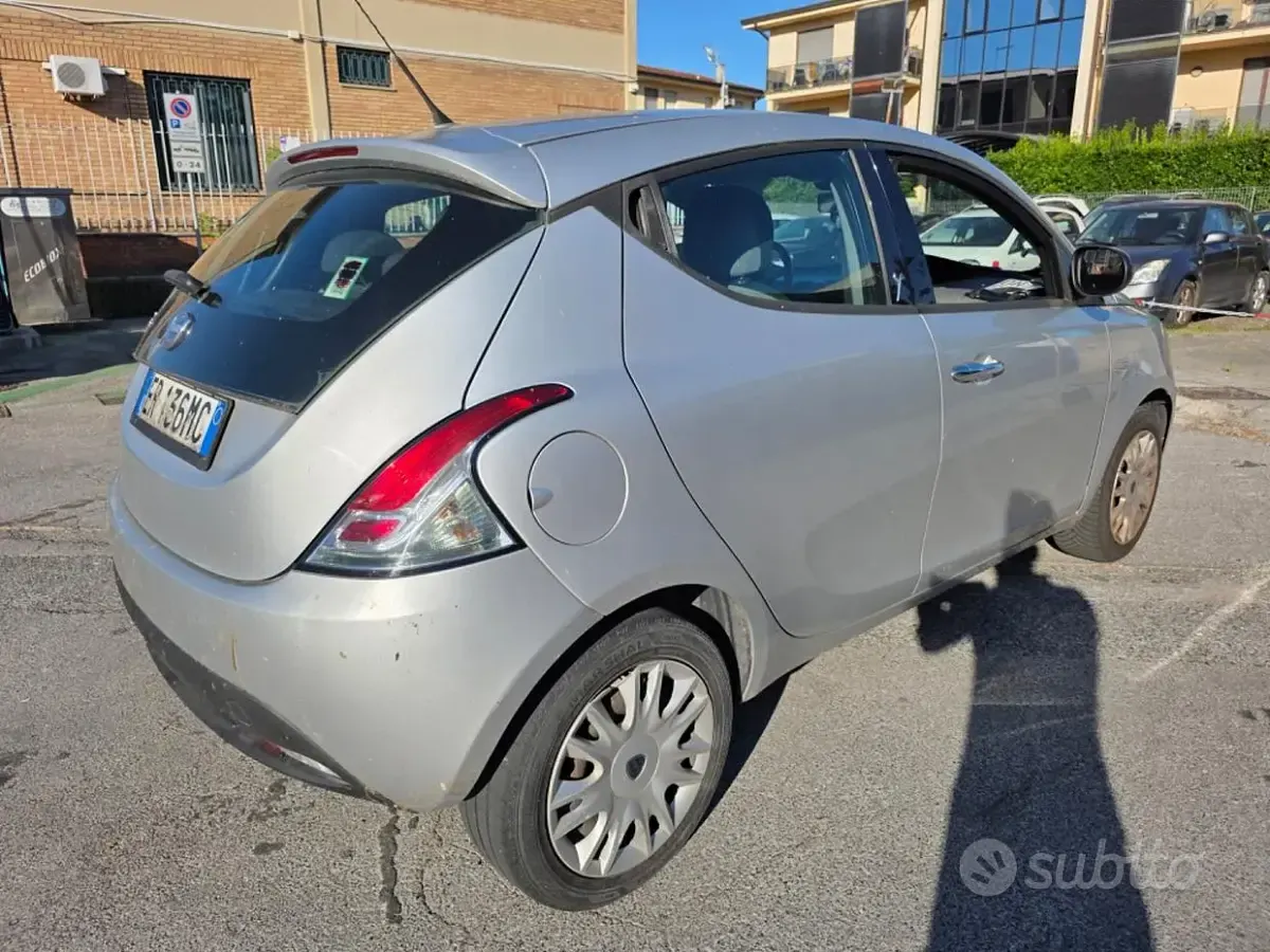 Usata Lancia Ypsilon 69 CV (50 kW) 2013 Grigio Utilitaria