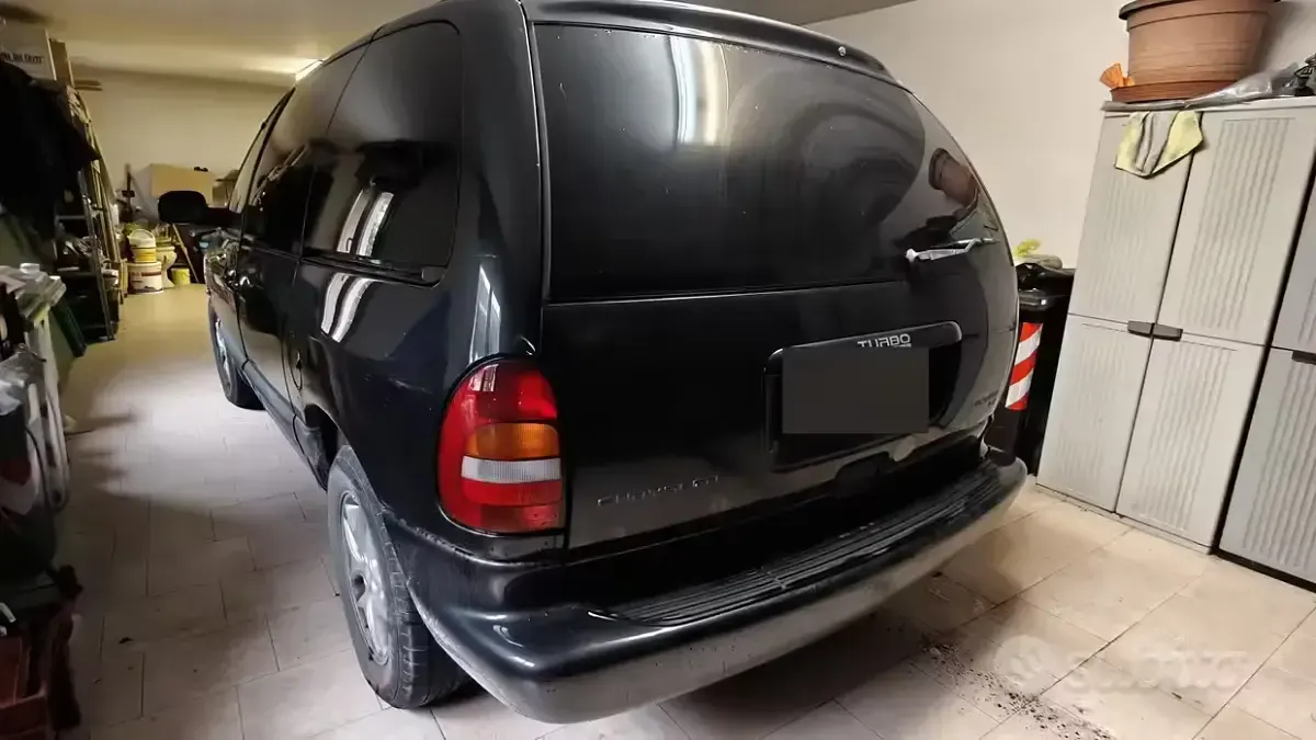 Usata Chrysler Voyager 116 CV (85 kW) 2000 Nero Monovolume