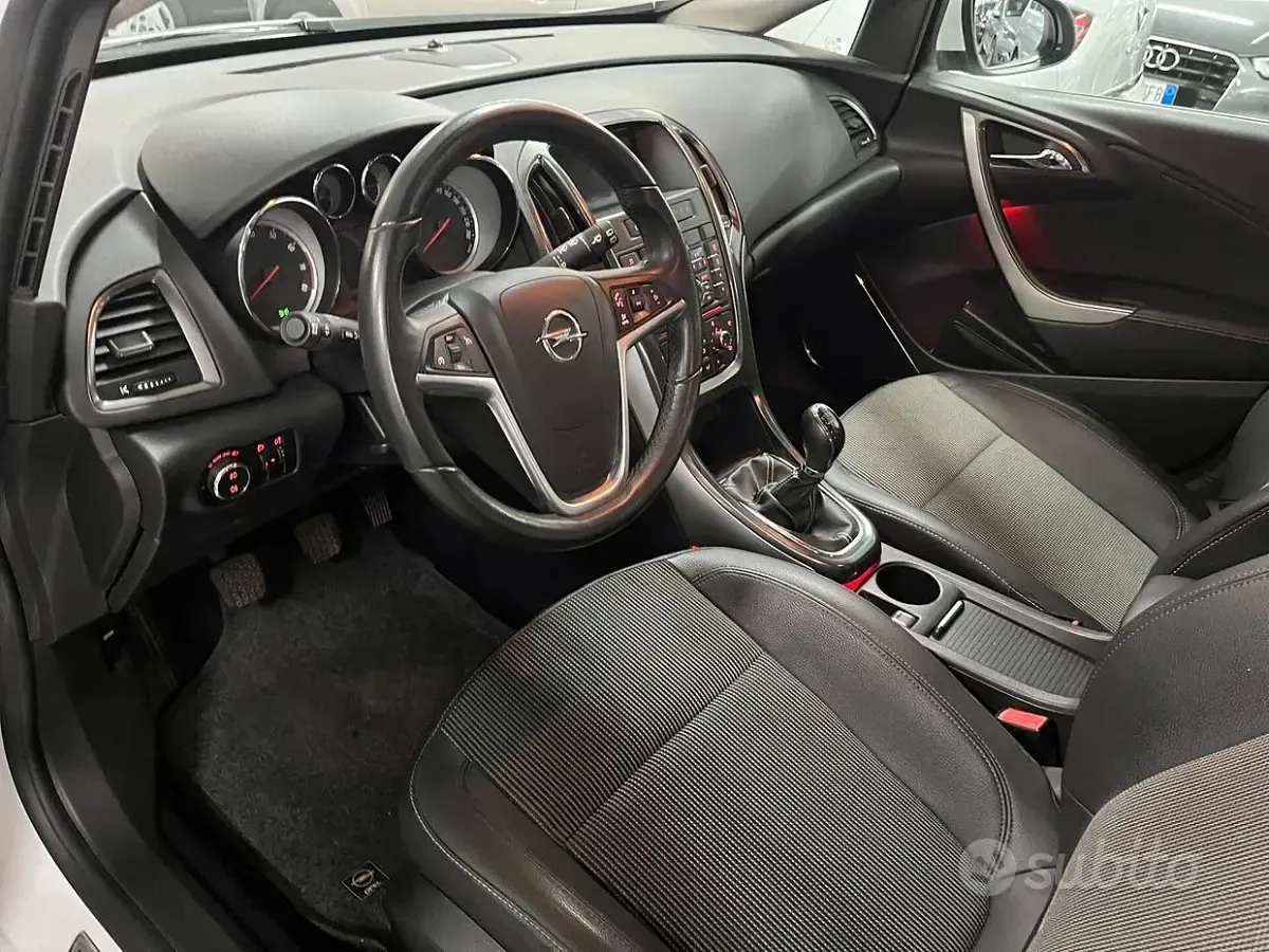 Usata Opel Astra 140 CV (102 kW) 2010 Bianco Berlina