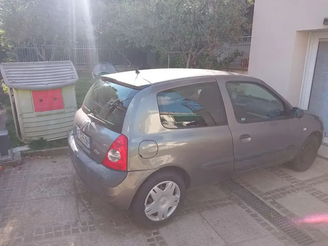 Usado Renault Clio II 58 CV (42 kW) 2005 Berlina