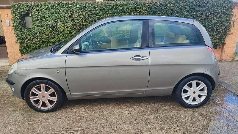 Usata Lancia Ypsilon 95 CV (69 kW) 2004 Argento Utilitaria