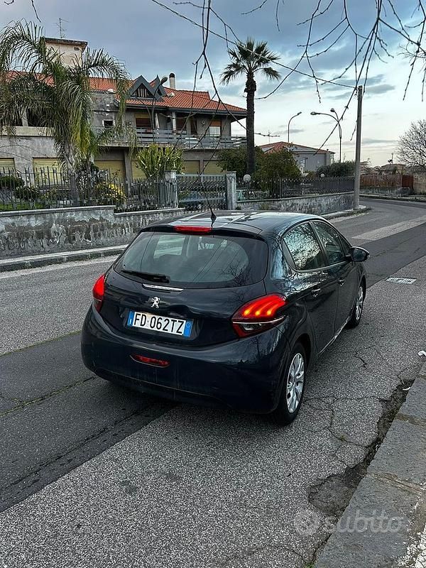 Usata Peugeot 208 82 CV (60 kW) 2016 Grigio Utilitaria