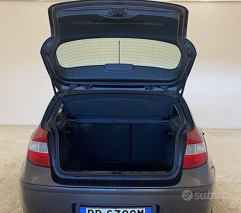 Usata BMW 118 129 CV (94 kW) 2006 Grigio metallizzato Utilitaria