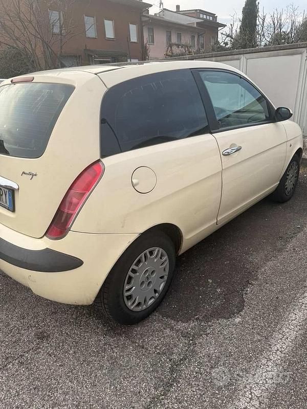 Usata Lancia Ypsilon 70 CV (51 kW) 2006 Giallo Utilitaria