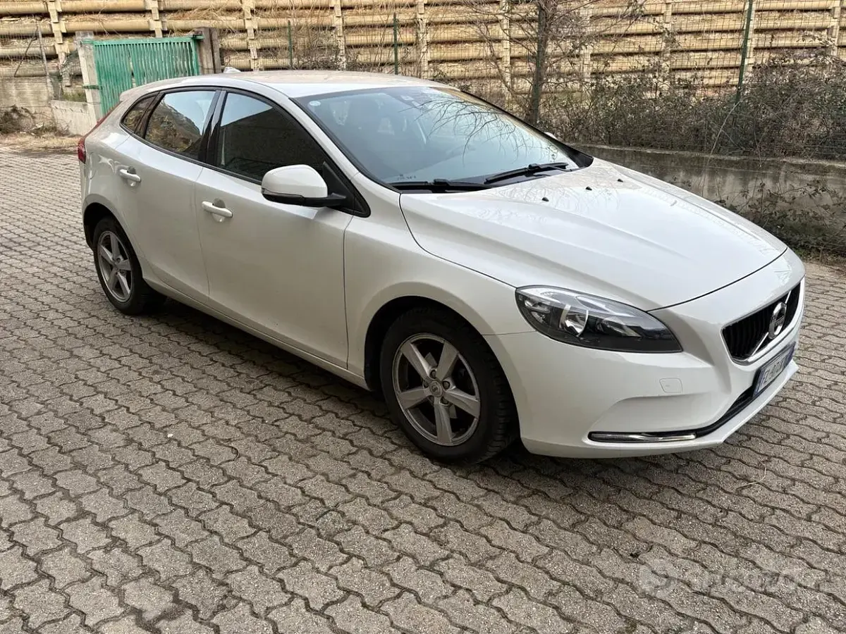 Usata Volvo V40 Momentum 120 CV (88 kW) 2017 Bianco Berlina