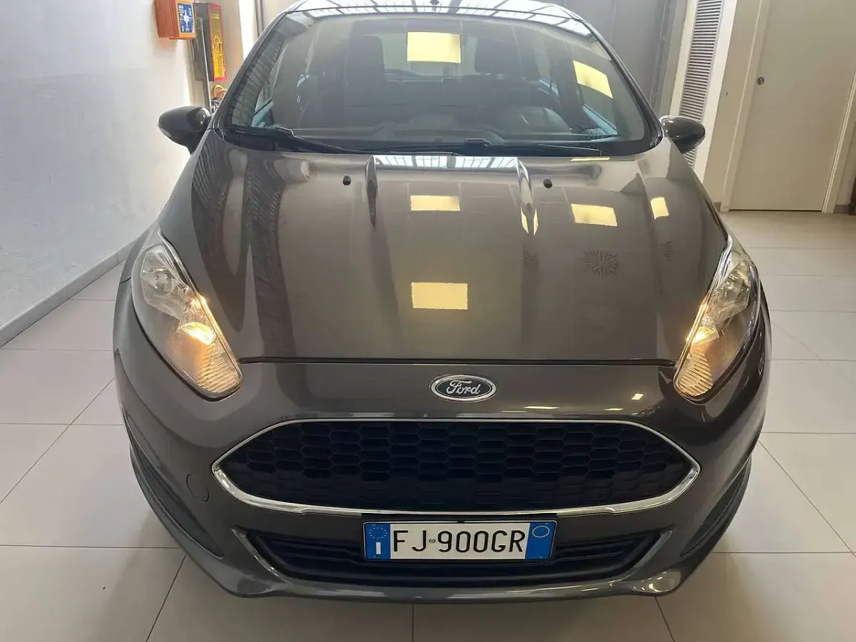 Usata Ford Fiesta 75 CV (55 kW) 2017 Grigio metallizzato Utilitaria